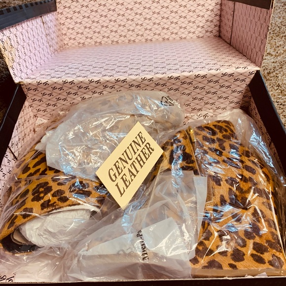 limited edition BRAND NEW Victoria’s Secret leopard wedge ankle boots￼ - Picture 6 of 7